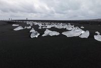 Eis am schwarzem Strand von J&ouml;kulsarlon