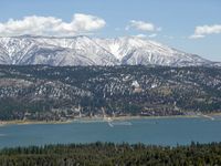 Die Schneeberge &uuml;ber dem Big Bear Lake