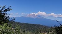 Mt Shasta mit dem Misery Hill in der Ferne